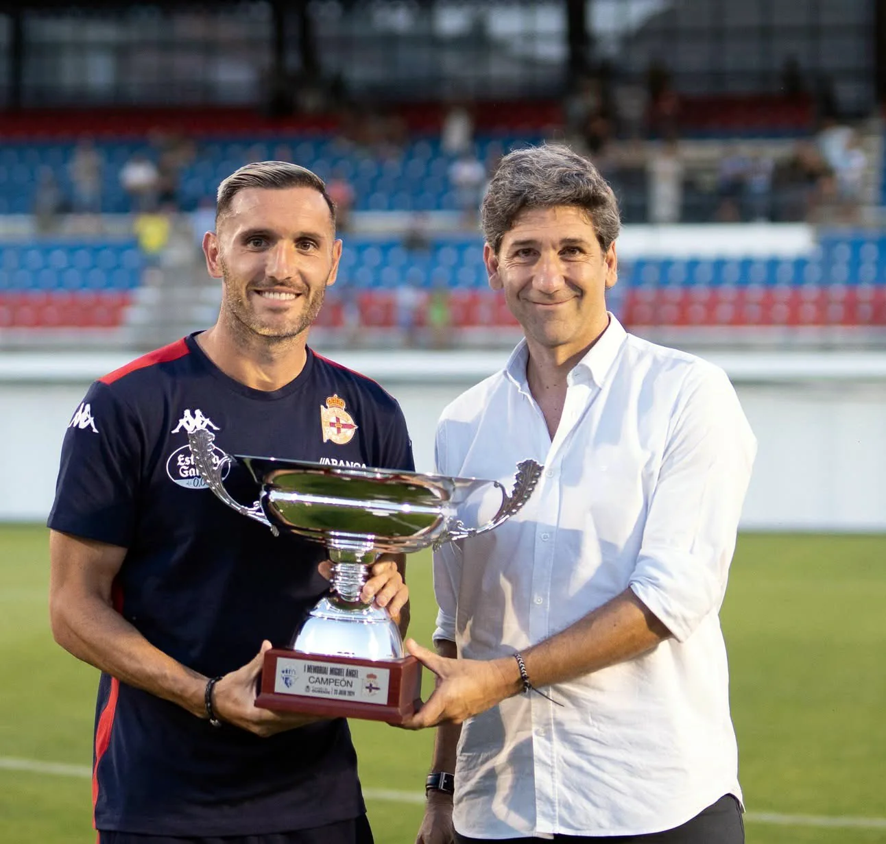I Memorial Miguel Ángel 2024. Miguel González entrega el trofeo al capitán del Deportivo Lucas Pérez