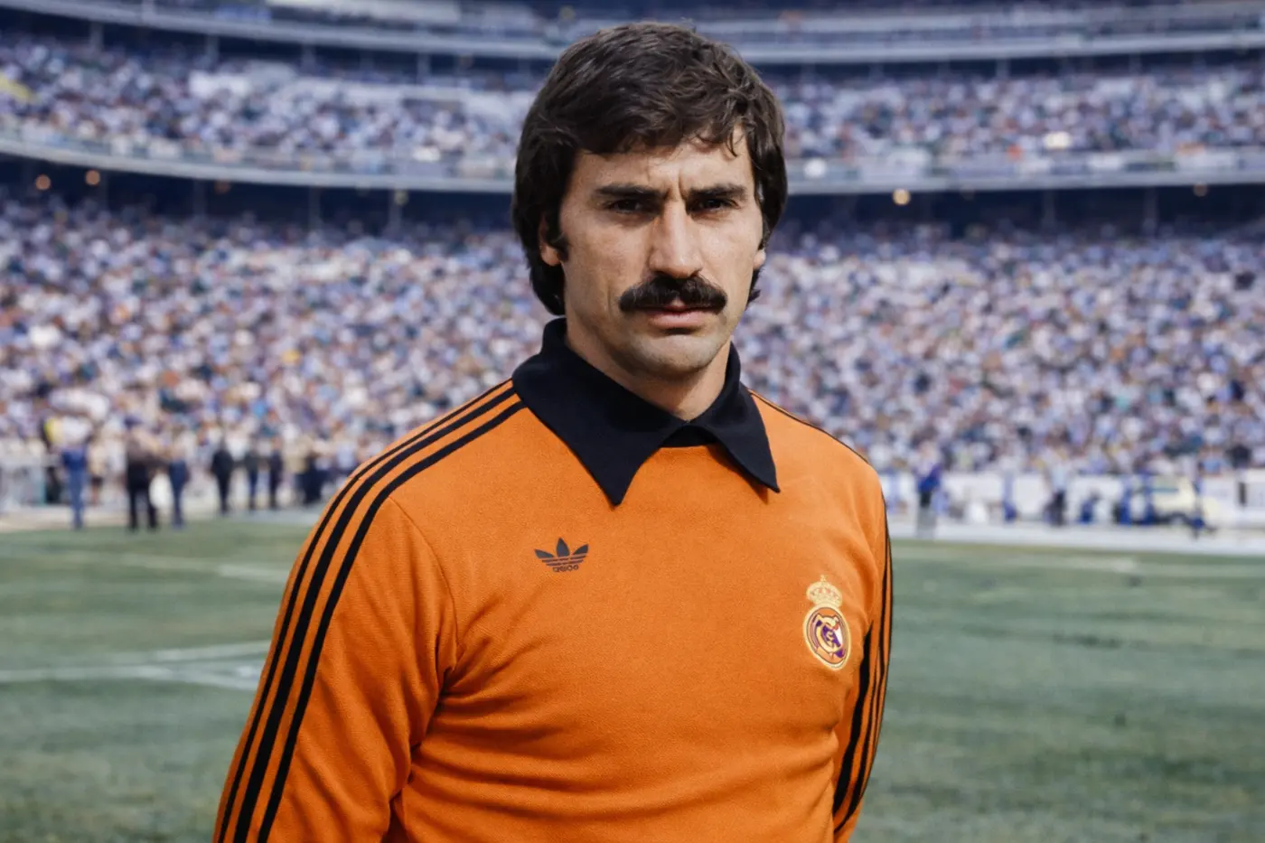 Miguel Ángel González Suárez con camiseta naranja del Real Madrid en el estadio